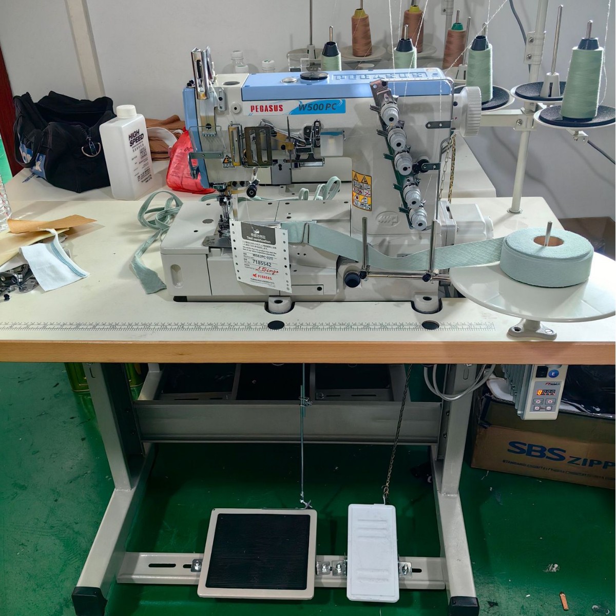 Mayorista japonés PEGASUS / Pegasus máquina de coser de cabeza cuadrada de tres agujas y cinco hilos máquina de coser de borde de carro máquina de coser industrial