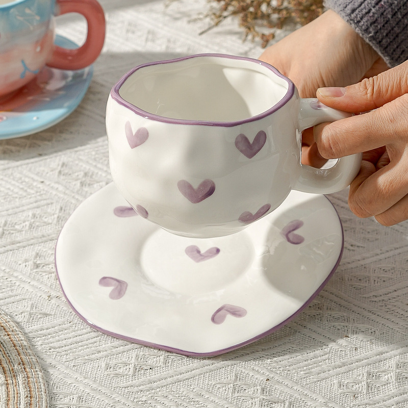 Hermoso conjunto de tazas de café y platos Regalos comerciales Irregulares tazas de desayuno transfronterizas de cerámica Pastoral pintada a mano esmaltada