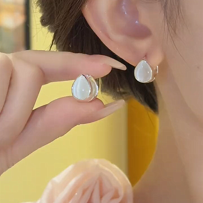 Minimalistische, hochwertige, doppelseitige Ohrclips im Wassertropfen-Katzenaugen-Design – europäischer und amerikanischer Stil, leichter Luxus, elegant_voghion.com