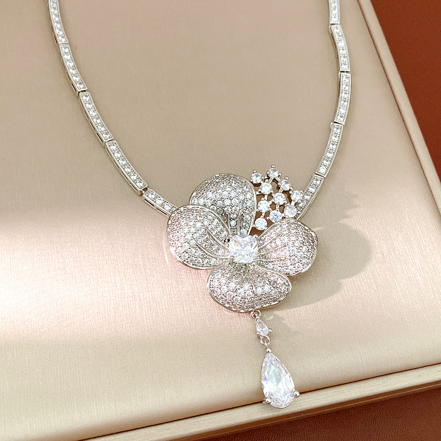 Collar de gota de flores de piedra ligeramente lujoso nicho cerradura palacio estilo sofisticado conjunto de joyería de alto nivel al por mayor
