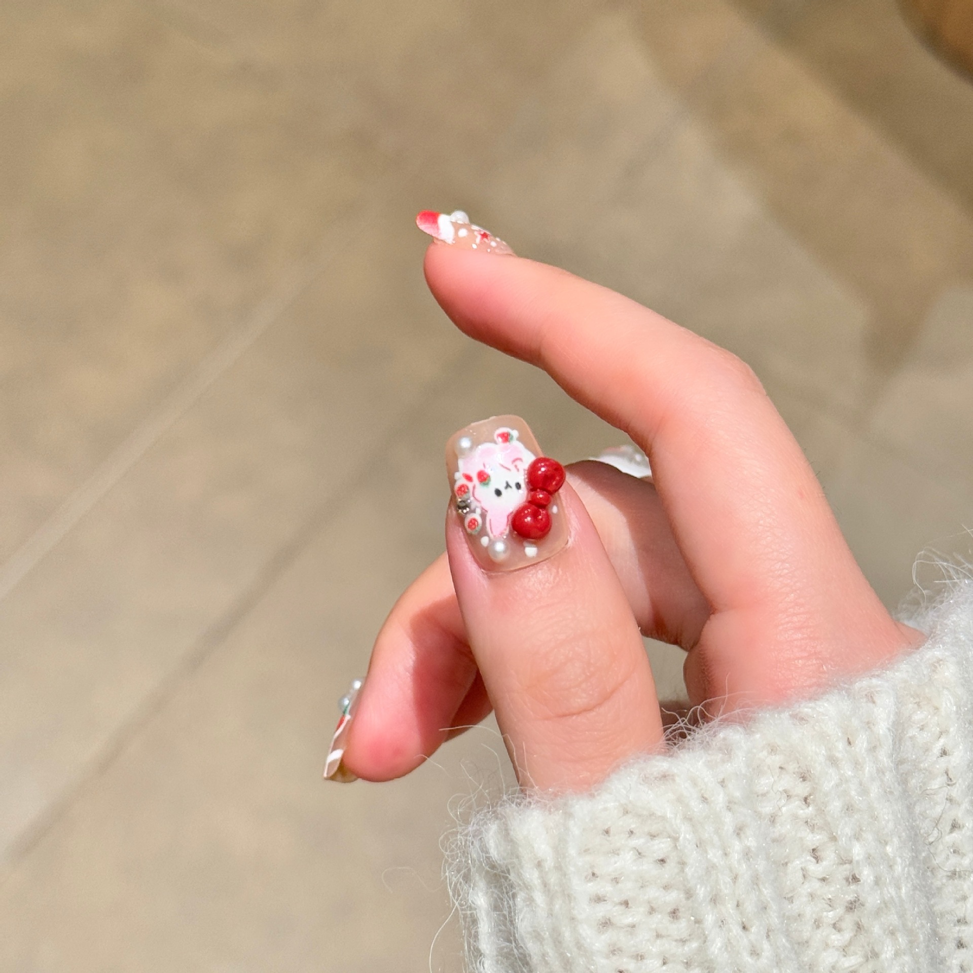 Papá Noel estereoscópico encantador usaba un arco blanco rojo de manicure, productos terminados de manicure desmontables cortos