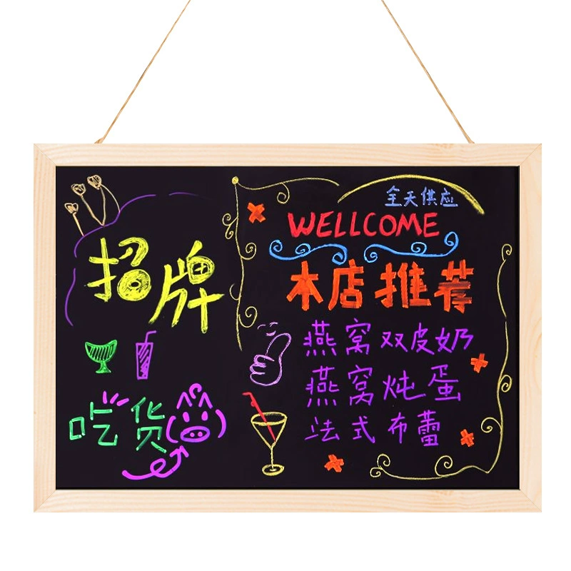 Небольшой магазин доски с висяным рекламным щитом