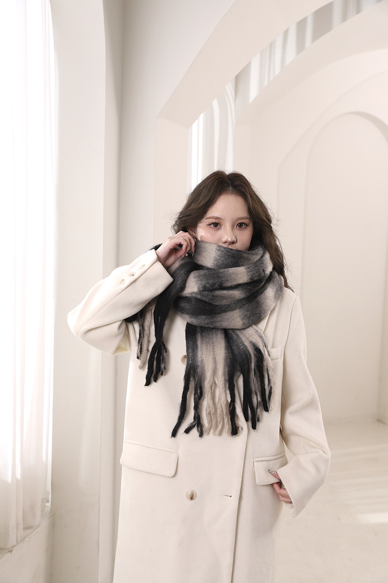 Écharpe épaisse en mohair automne-hiver 2024 avec atmosphère, chaleur haut de gamme, version coréenne polyvalente pour hommes et femmes_voghion.com