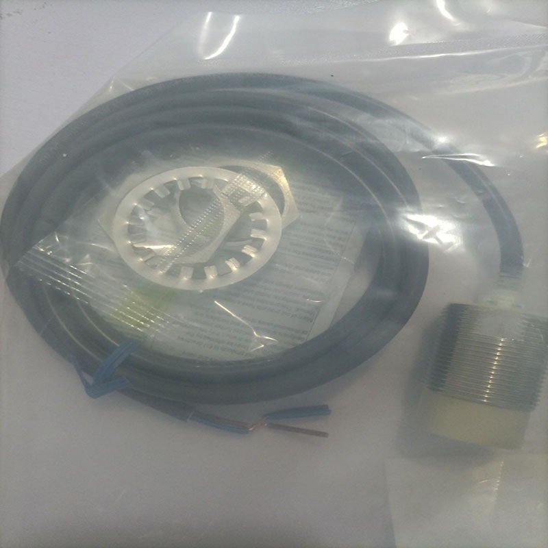 E2E-X18MF1  接近开关价格询为准