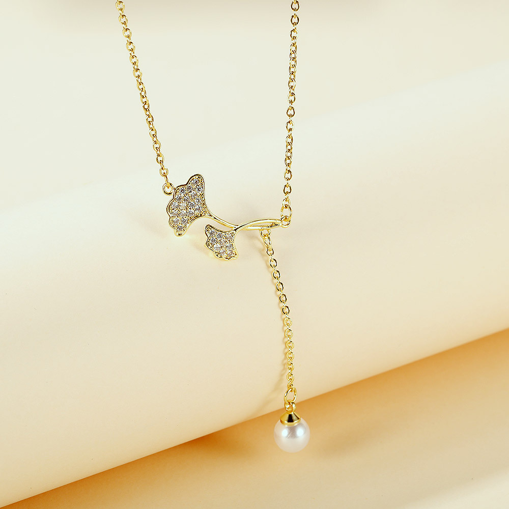 Niche Design Inlaid Zircon Ginkgo Leaf Copper Pendant Tassel Pearl Necklace Clavicle Chain display picture 1