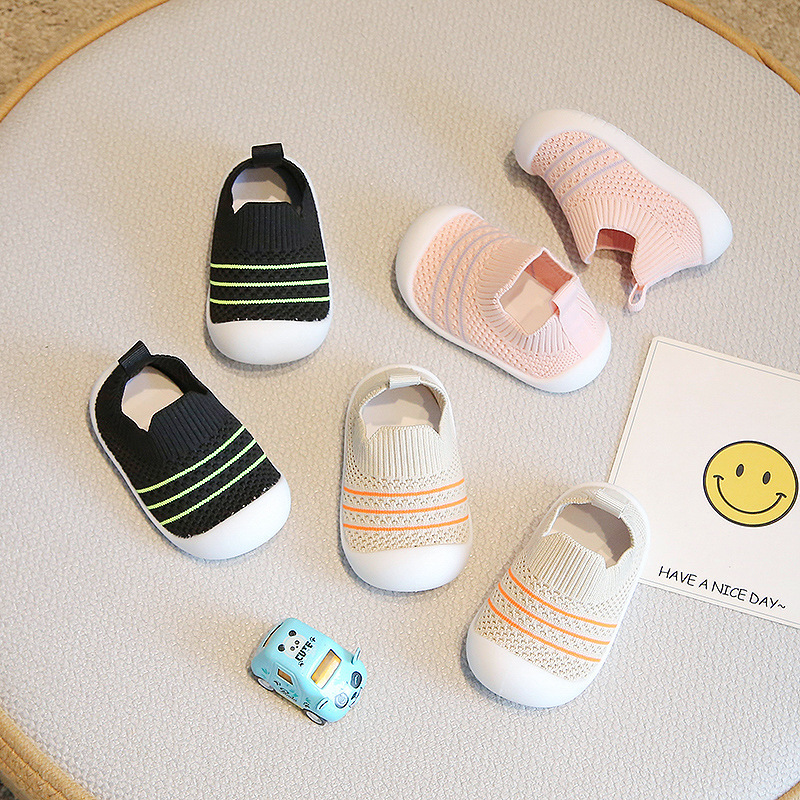 Zapatos de bebé zapatos de bebé de suela blanda zapatos deportivos antideslizantes transpirables de todo fósforo primavera y otoño nuevos zapatos de moda para niños al por mayor