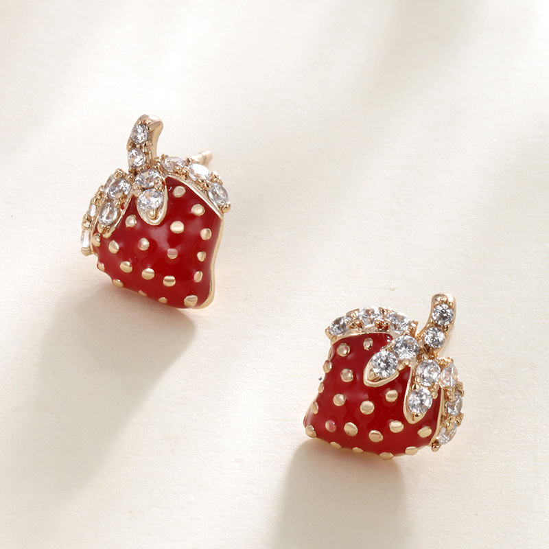 Xuping red Strawberry Nail Fashion temperament Senior sense nicho Orejeras japonesas y coreanas dulces y encantadoras pendientes de estudiantes mujeres