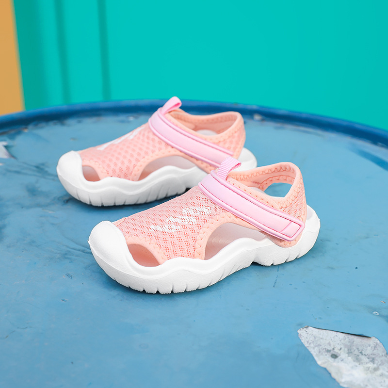 Sandalias para niños con punta cerrada para hombres y mujeres al por mayor Zapatillas de bebé para niños grandes, medianas y pequeñas nuevos zapatos de playa antideslizantes populares a prueba de agua