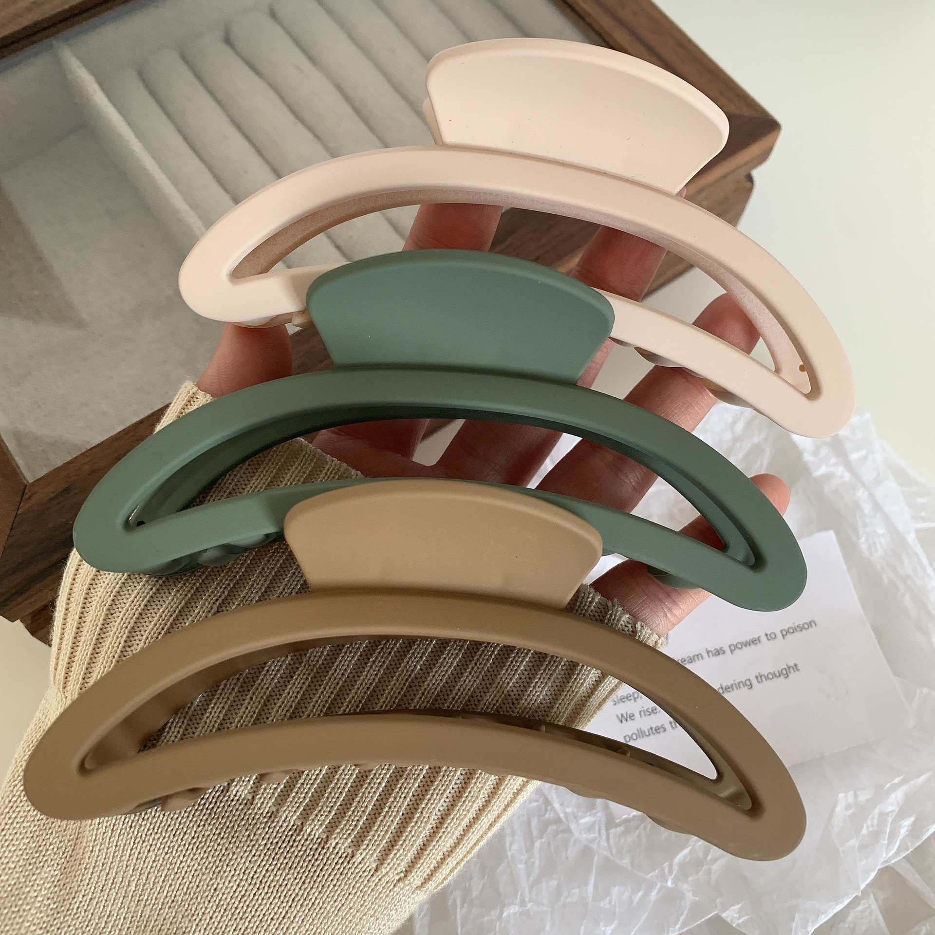 Suave Morandi color horquilla grande clip de tiburón Crescent esmerilado textura espalda Cabeza updo pelo clip accesorios para el cabello