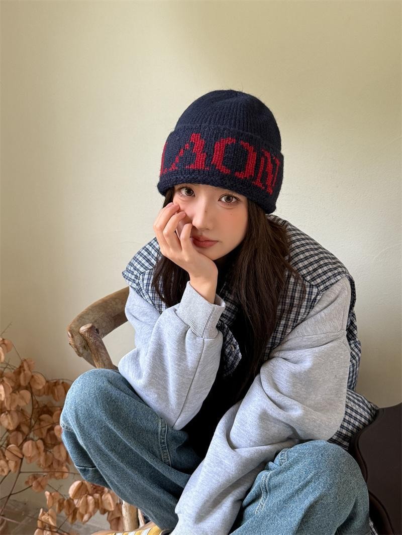 Neue Damenmütze für große Kopfumfänge (Herbst/Winter 2024): Gesichtsschmeichelnde, rot gestrickte Mütze mit Buchstabenmuster, ideal für kaltes Wetter._voghion.com