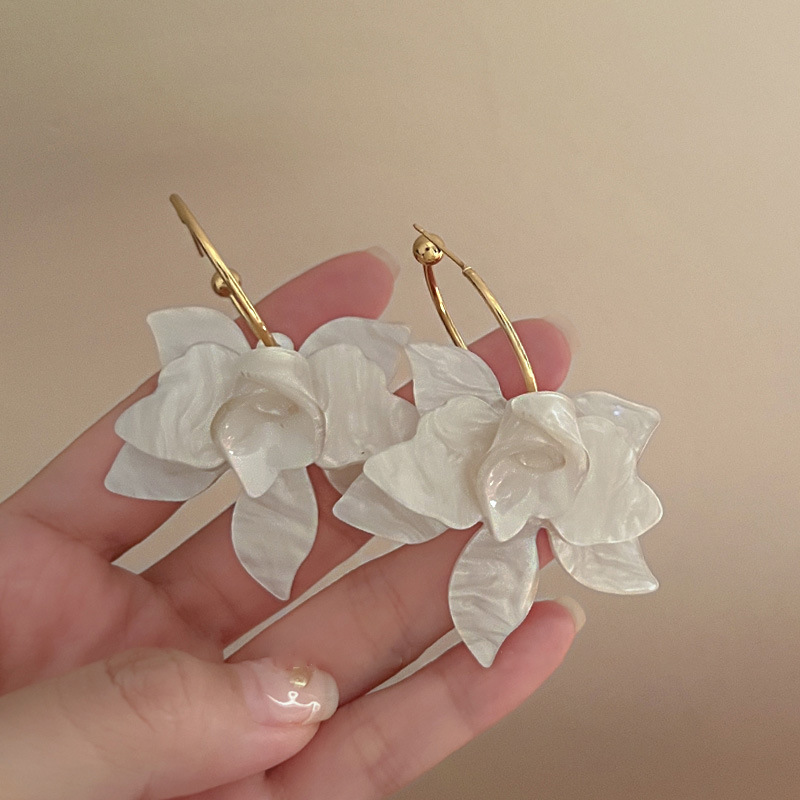 Pendientes de resina de flor de aguja de plata Pendientes de temperamento retro de nicho de alta gama Pendientes simples de diseño elegante al por mayor