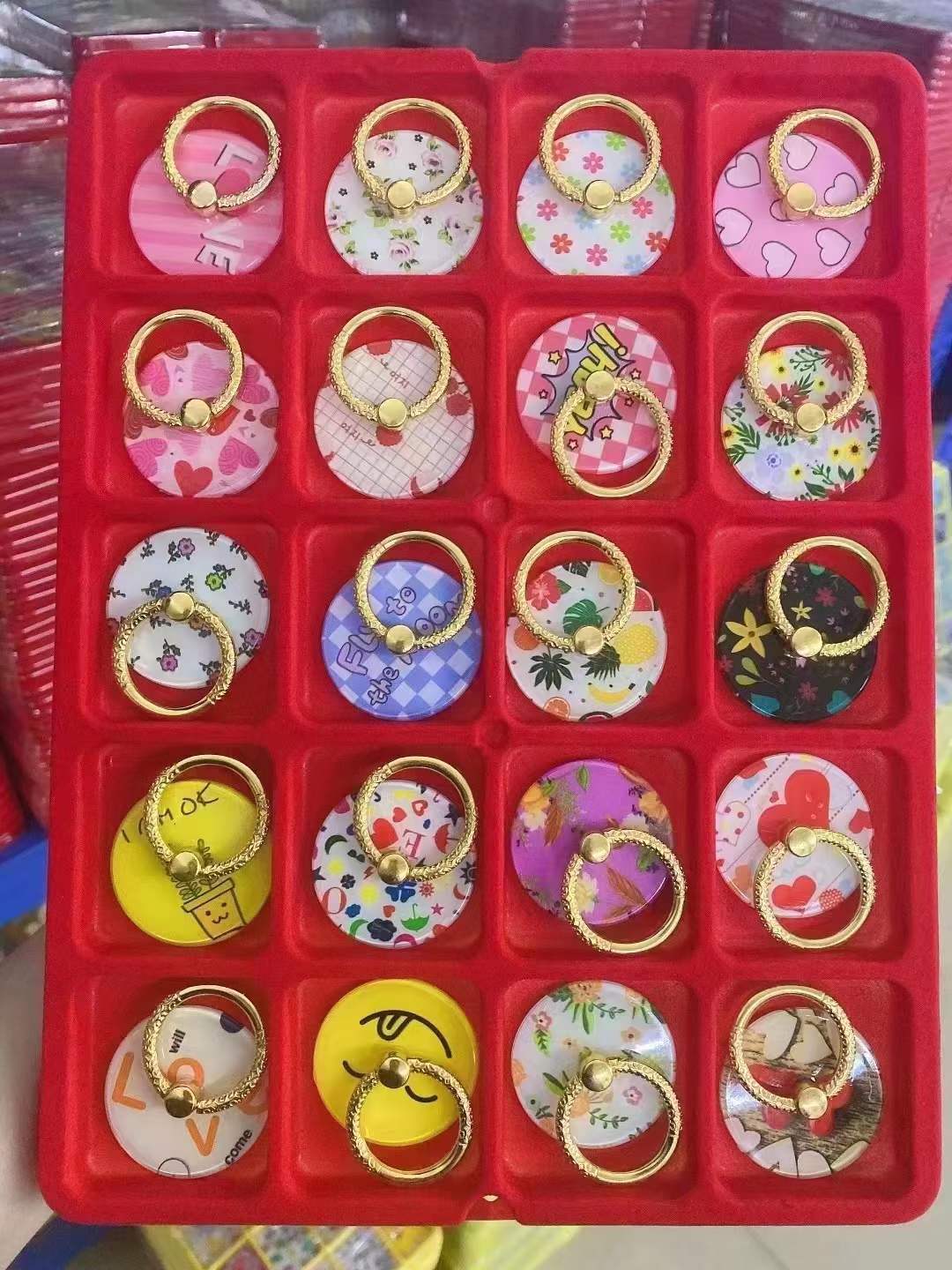 Una caja de 20 soportes electrochapados cuadrados de alto brillo cuadrado soporte de teléfono móvil 8 colores redondos hebilla de anillo giratorio de 360 grados