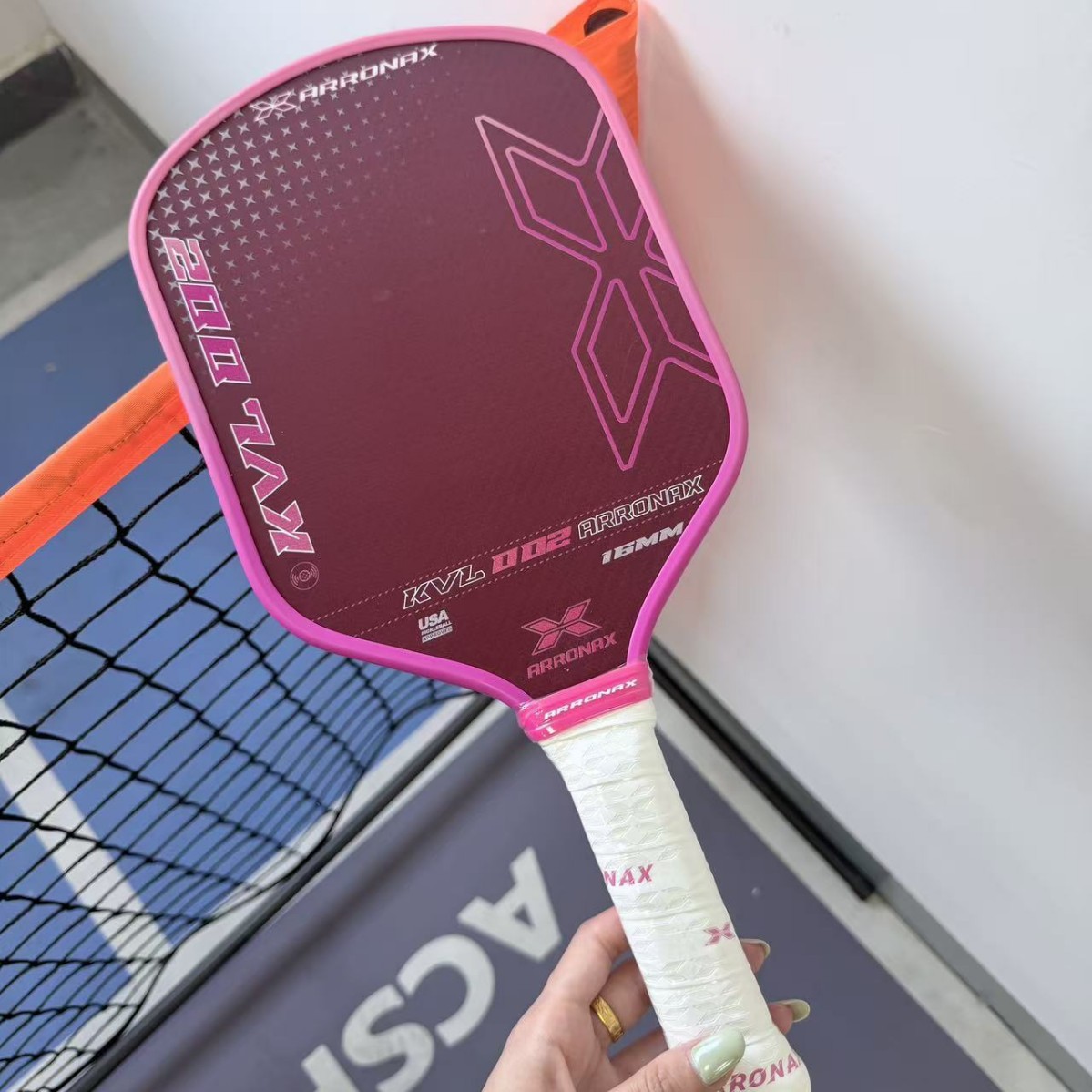 Stylish Kevlar pickleball paddle with a 16mm honeycomb core, lightweight and easy to spin, suitable for female players at an advanced level