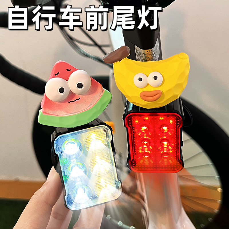 自転車ライトのヘッドライトの強い光の夜はテールライトに乗ります。|undefined