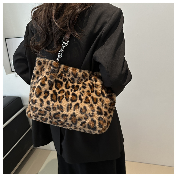 Estilo occidental estampado de leopardo de felpa cadena de moda este año personalizado todo-fósforo simple moda casual bolsa hombro bolsa de las axilas