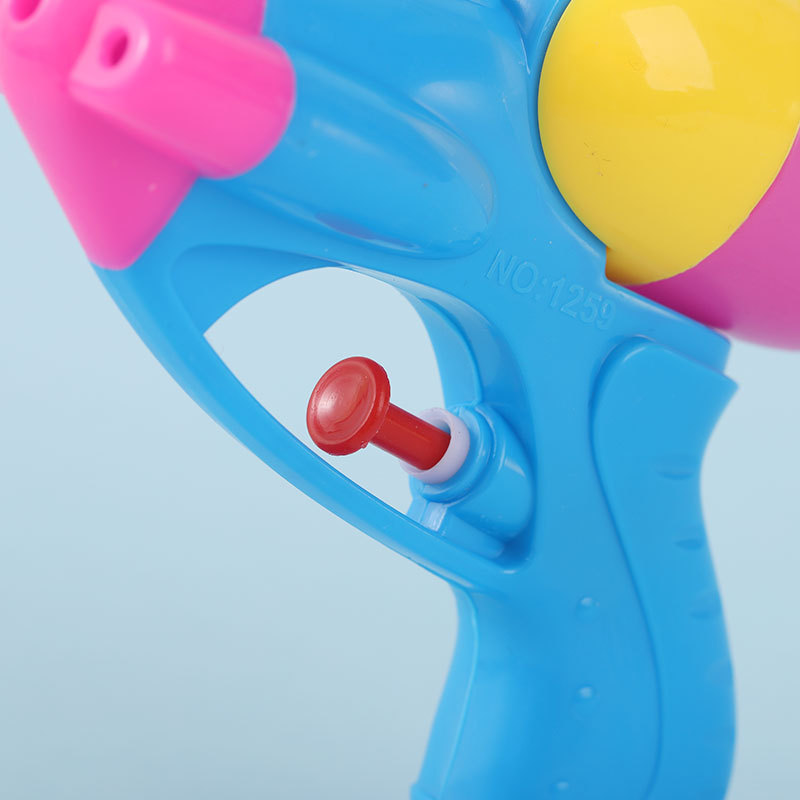 Niños en línea famoso pequeño agua mini chorro de agua de gran alcance juguetes pequeños niños y niñas juguetes de verano pequeños regalos