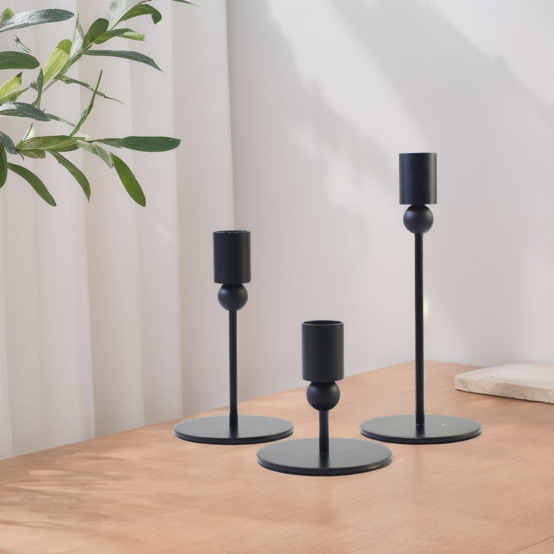 Nordic bola de hierro decorativo titular de la vela de tres piezas conjunto simple candelabro Negro occidental de una sola cabeza decoración candelabro transfronterizo