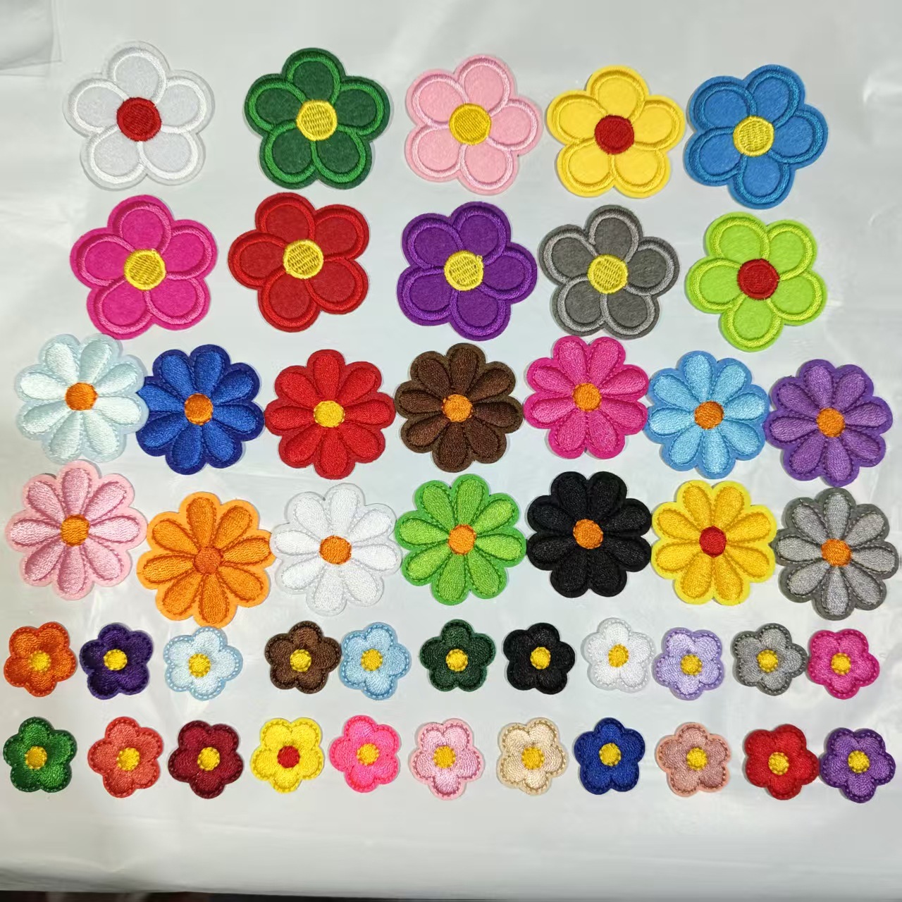 Colorido bordado de flores pegatinas de tela lindo pequeño parche de flores pegatinas bordado de computadora pegatinas accesorios de ropa bordado fábrica al por mayor