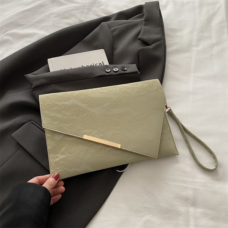Bolso de alta calidad de diseño de nicho para mujer 2025 bolso de mano de hierro inclinado de estilo occidental salvaje bolso de sobre de moda bolso cuadrado pequeño