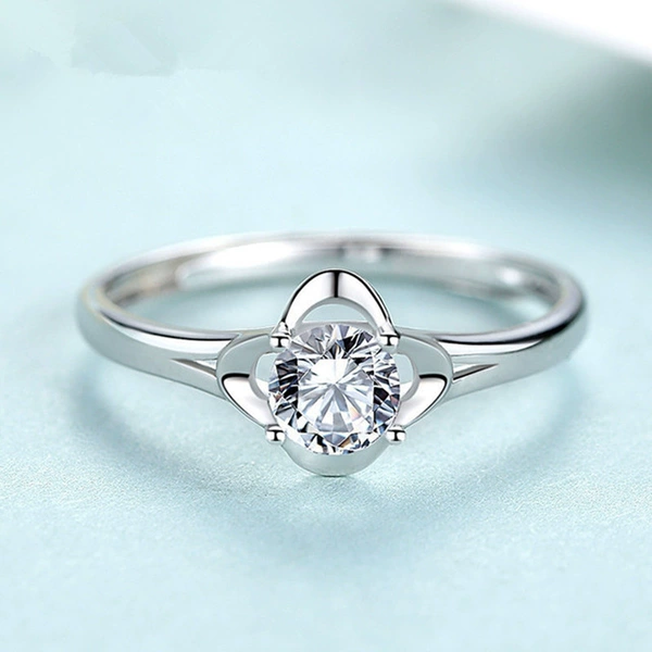 Ring with stone with zircon, four-leaf clover