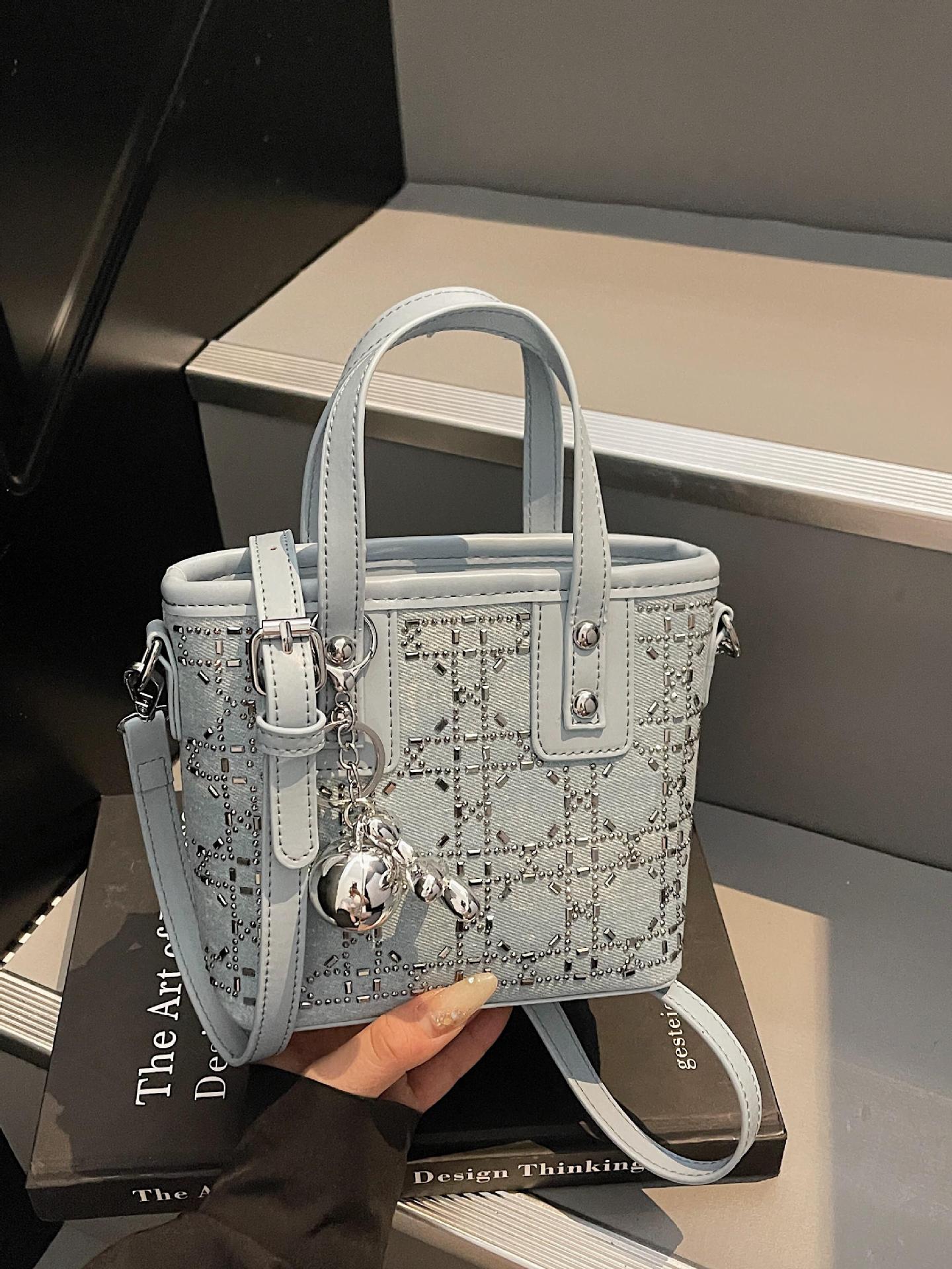 Bolso de cubo de mano popular de verano para mujer 2025 nuevo bolso de hombro de tendencia salvaje estilo occidental bolso de mensajero de viaje de moda