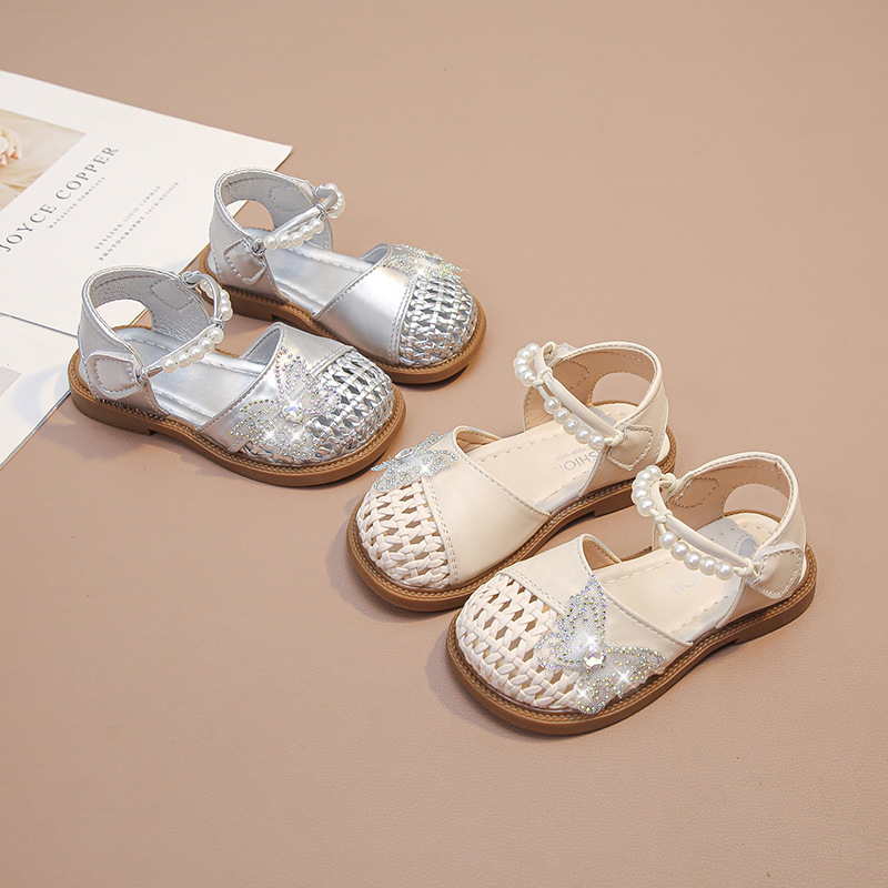 Zapatos de perla huecos para niñas 2026 verano nuevos zapatos de princesa de moda para niños zapatos de bambú de tejer para niñas