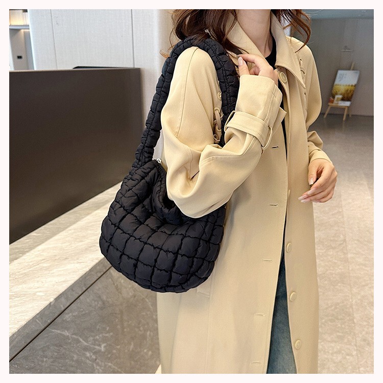 2025 New Quilted Pleated Cloud Bag, Fashionable Shoulder Bag, Niche Design, Soft Surface Underarm Bag Wholesale