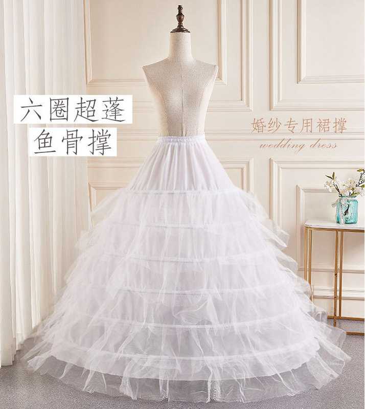 工場は花嫁のウェディングドレスのスカートを卸売りします。|undefined