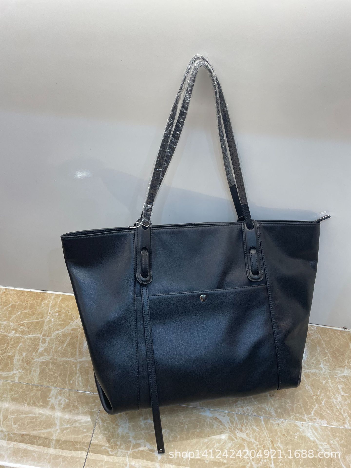 El nuevo bolso tote tiene un temperamento negro simple, cuero suave, bolso de hombro único, bolso de cercanías y bolso de gran capacidad.