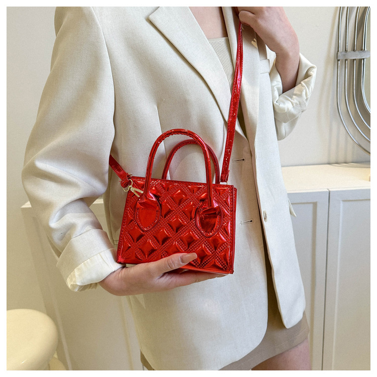 Piccola borsa a tracolla quadrata in vernice effetto goffrato_voghion.com