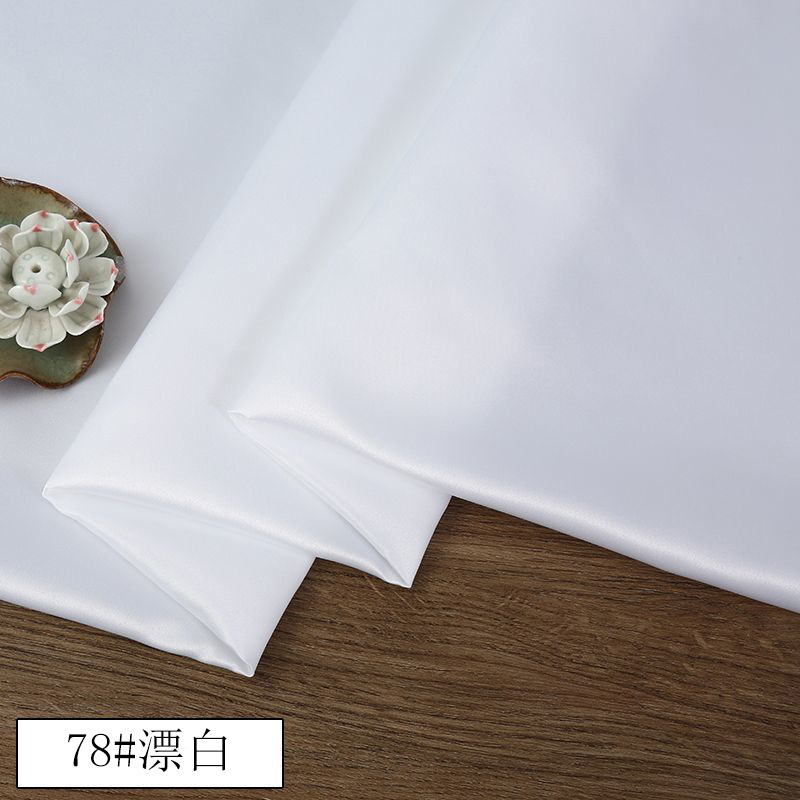 現物は高級なサテン生地のチャイナドレスを提供しています。|undefined
