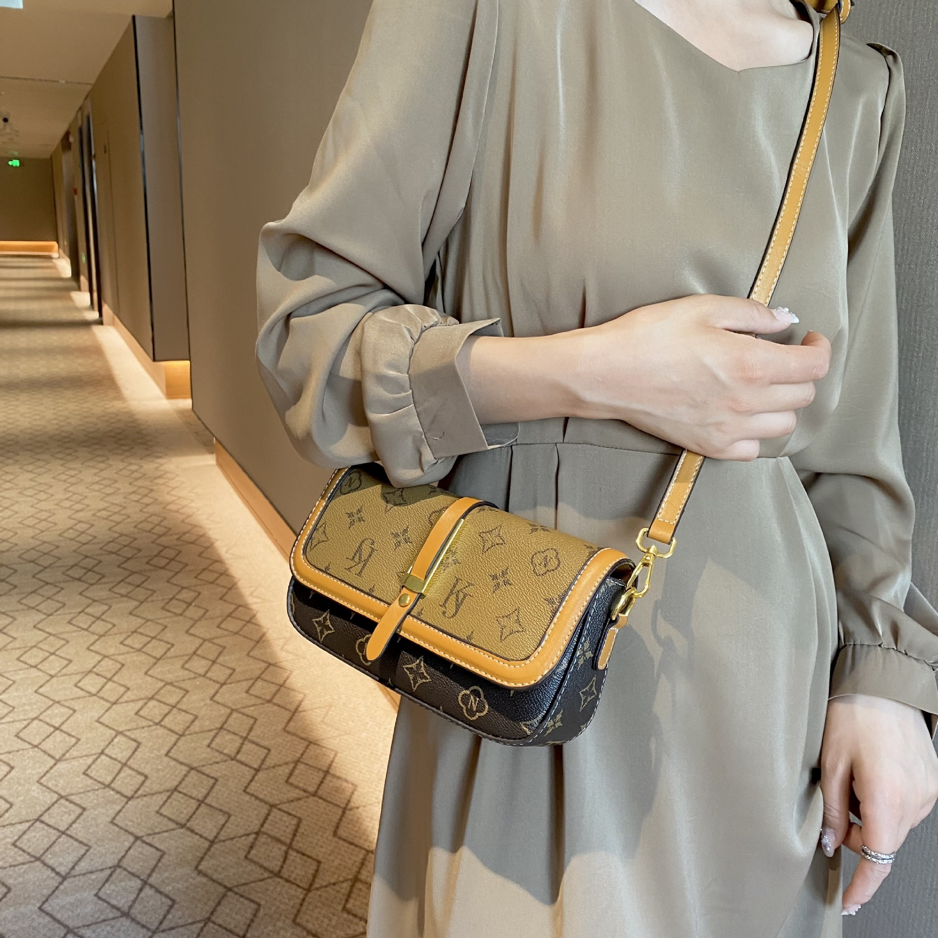 High-End-Damentasche, trendige Damentasche, modische kleine Tasche, Retro-Druck-Handtasche, Umhängetasche, leichte Luxus-Umhängetasche_voghion.com