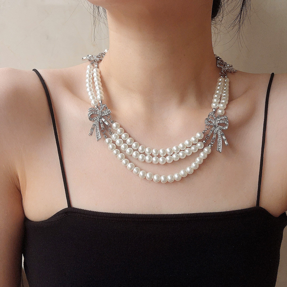 Collana multiriga stile francese con perle e fiocco in strass_voghion.com