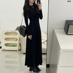 赫本風の黒い長袖の底のワンピースの子供の秋冬のフランスの気質は腰を収めて身を修める中に長いスカートを掛けます。