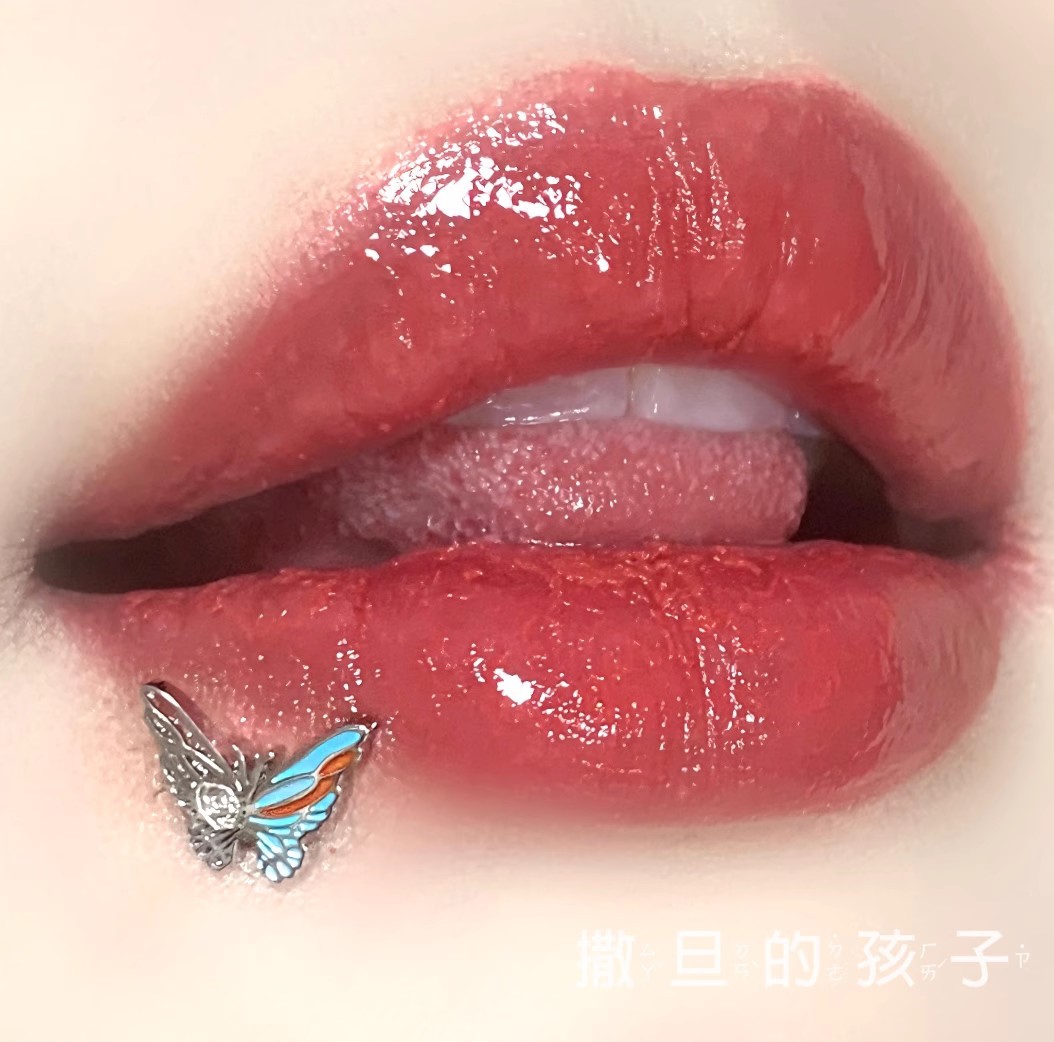 Silver pointed spike labret stud material detail
