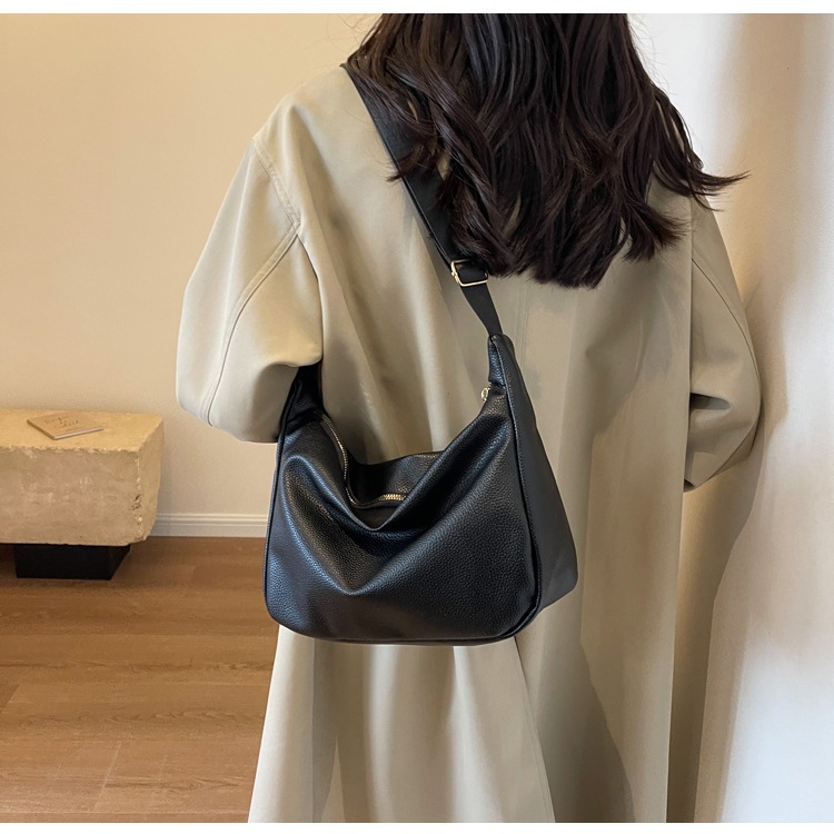 Bolso popular de este año para mujeres 2024 nuevo blando PU ancho cinturón de hombro mochila ins textura mochila de hombro