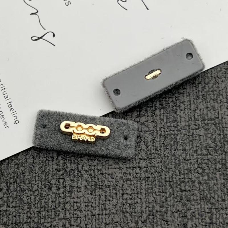 灰色系树脂组合纽扣标牌字母蝴蝶结小狗安心商标植绒针织衣标辅料|undefined