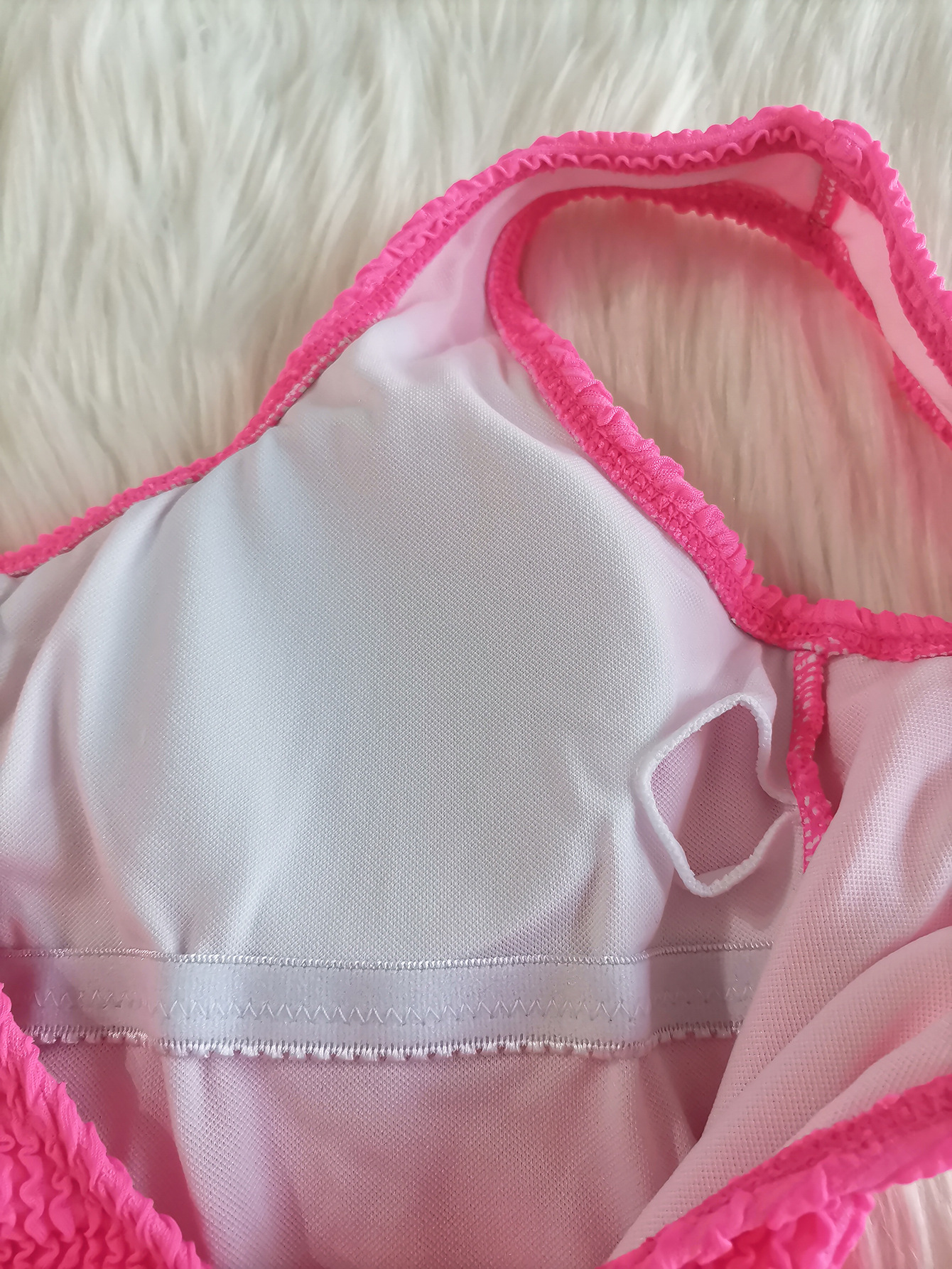 Tejido especial al aire libre de deportes europeos y estadounidenses, cascada ondulada de color caramelo, traje de baño delgado y sexy para mujeres