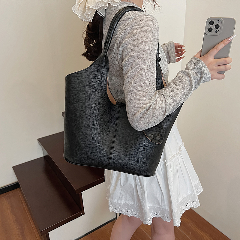 Versión coreana del bolso de alta capacidad 2025 nuevo bolso de cubo de todo fósforo de moda bolso de hombro simple bolso de axila de color sólido
