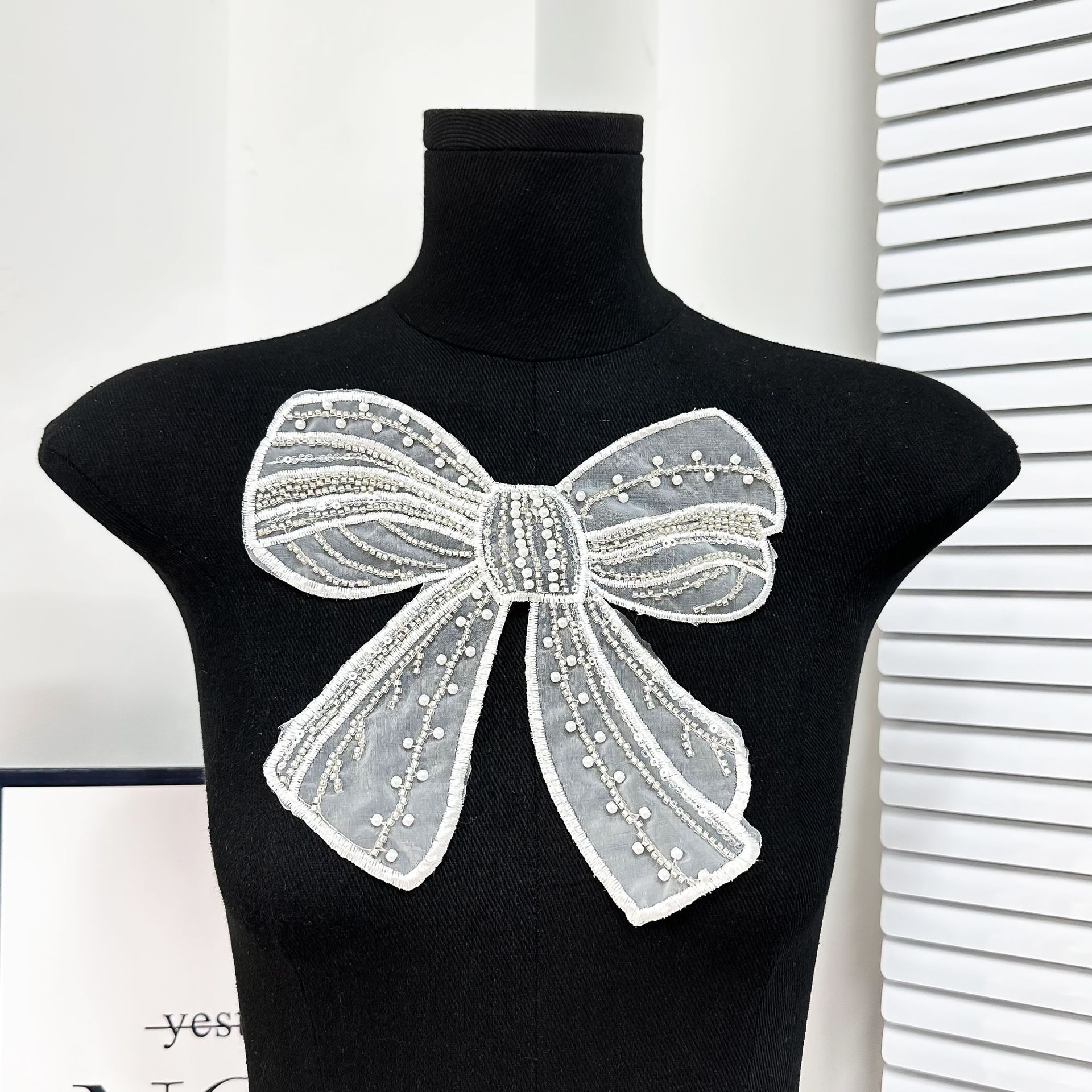 En stock, bordado de organza, colorida mariposa de perlas tridimensional, horquilla no adhesiva, accesorio para el cabello para ropa infantil, decoración de parches de tela