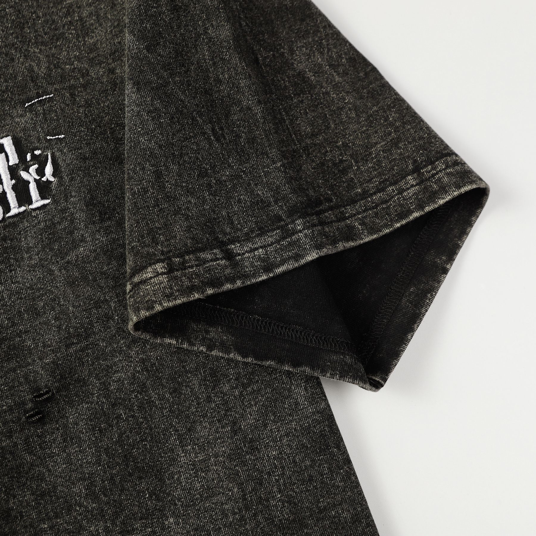 T-shirt a maniche corte con scollo rotondo e ricamo a lettera sul petto, lavata e obsoleta_voghion.com