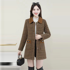 中年のお母さんの秋冬服の中の長いタイプのファッション的な洋風のコートの新型の中高年の女性は格子の襟を着ます。
