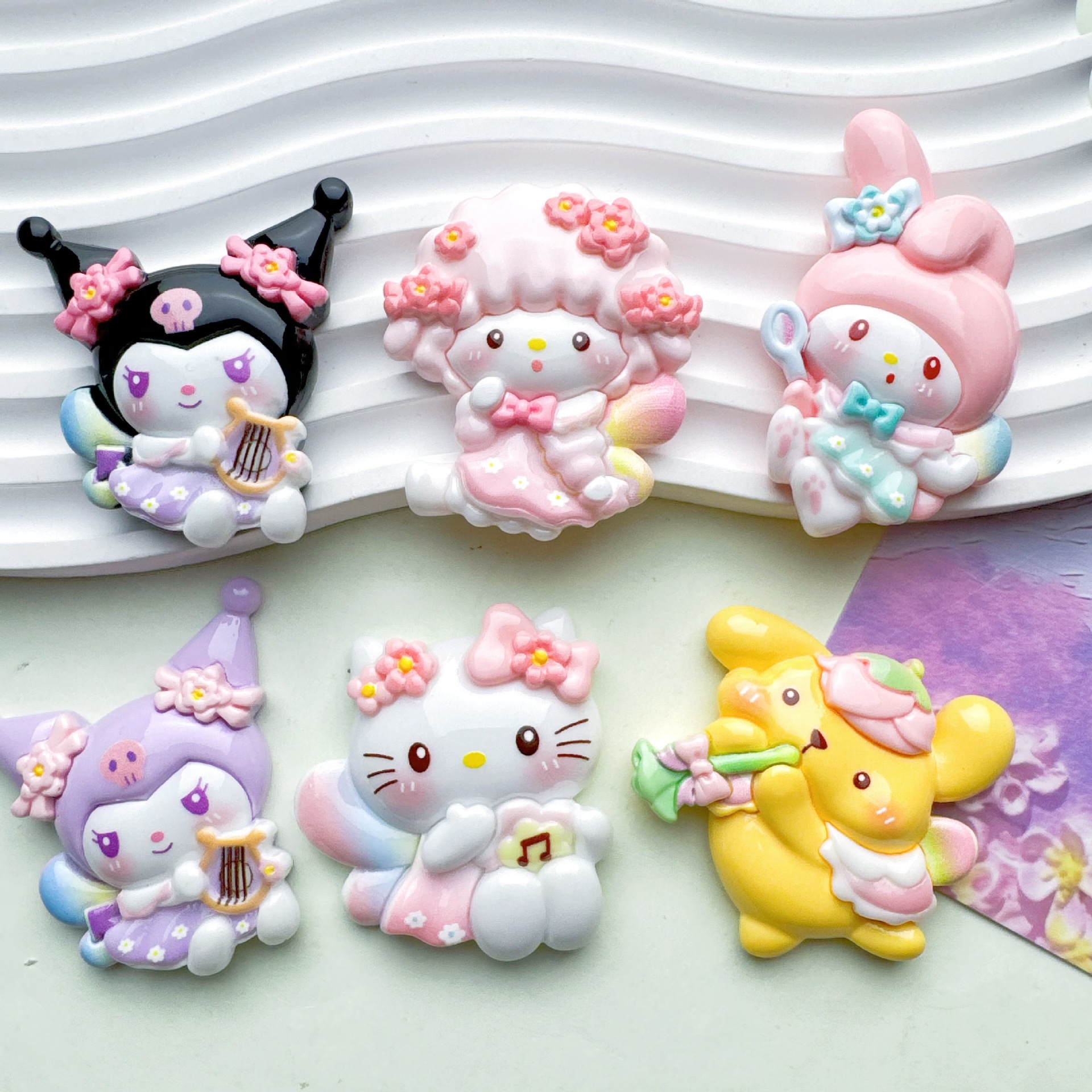 DAKA SANRIO 시리즈 냉장고 자석 휴대 전화 케이스 헤어 액세서리 나막신 DIY 쥬얼리 패치 수지 소재 도매