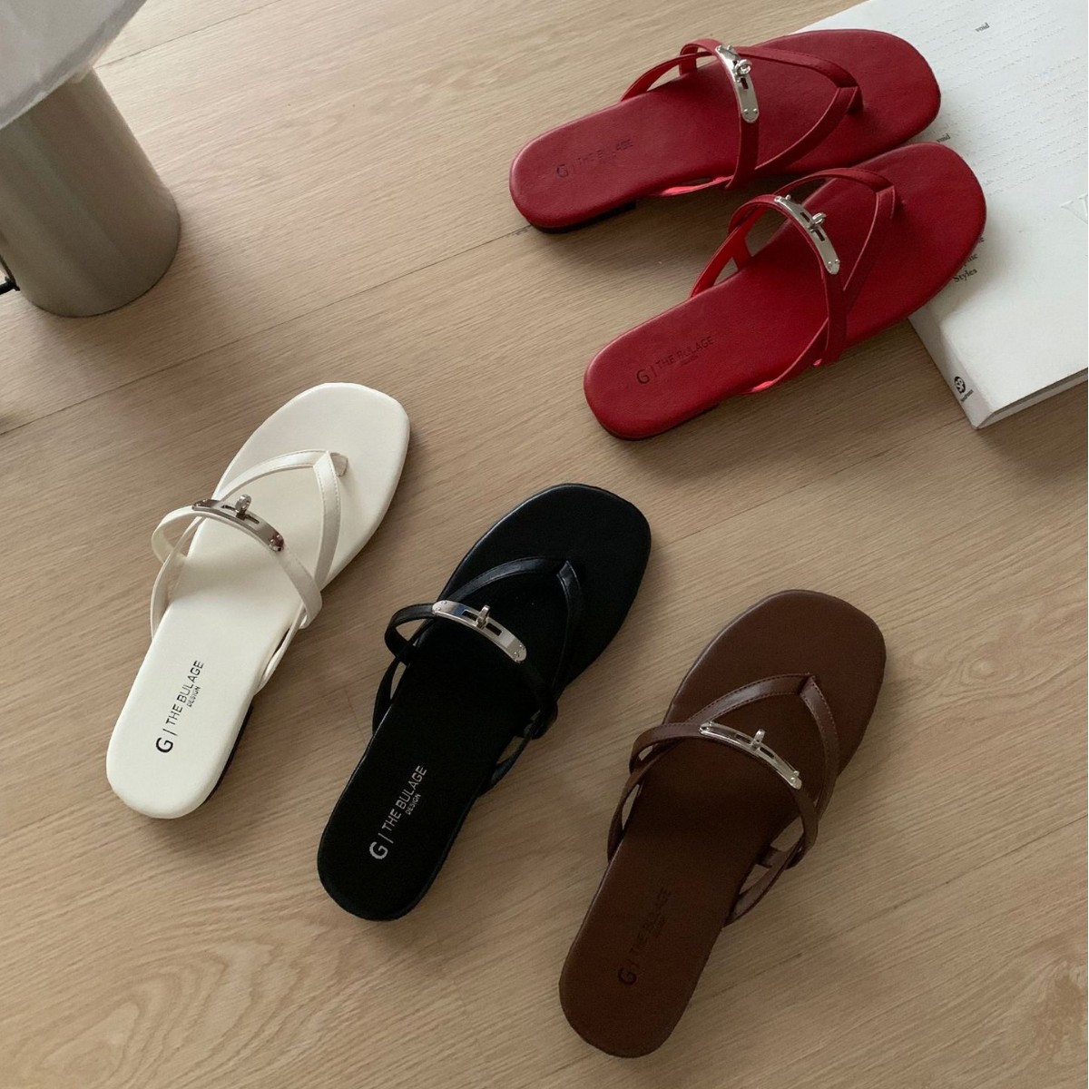 Qadın üçün düz altlıqlı flip-flop, yay modeli