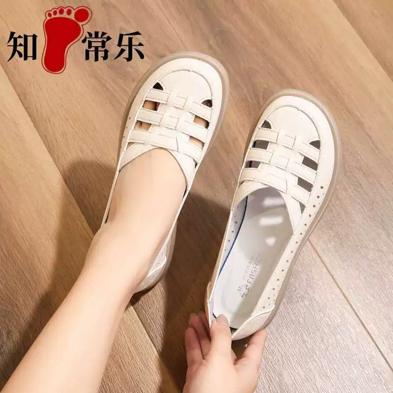 Летние сандалии с вырезами для новоиспеченных мам 2025 года, мягкая подошва, плоские сабо для пожилых бабушек, нескользящие, для женщин среднего и пожилого возраста, закрытые сабо.