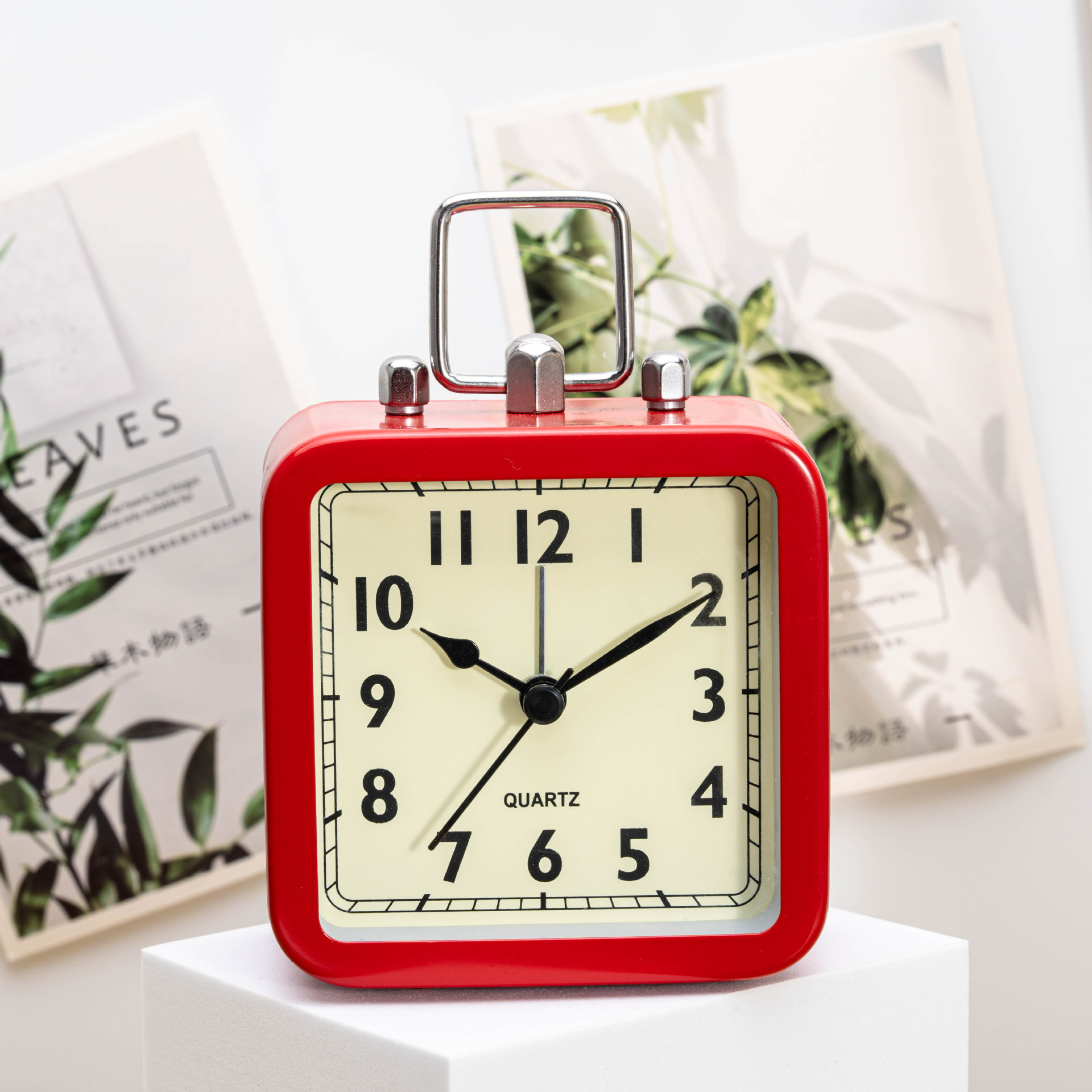 Directo de fábrica de moda simple cuadrado de plástico retro pequeño reloj de alarma dormitorio de noche mudo despertador electrónico