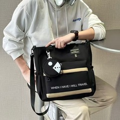 男性用の補習バッグを持っています。中学生の授業用のバッグを持っています。