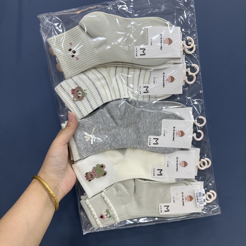 Children's Sports Socks, Sweat-Absorbing, Versatile Mid-Tube Socks for Students, Trendy Casual Socks for Kids Children's Sports Socks, Sweat-Absorbing, Versatile Mid-Tube Socks for Students, Trendy Casual Socks for Kids
