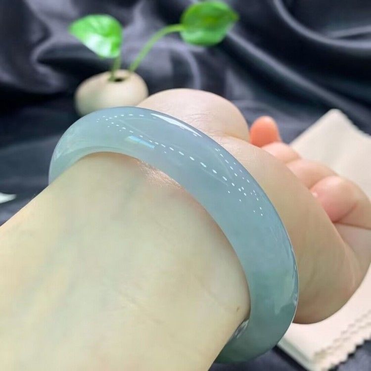 Vòng tay ngọc bích Miến Điện cao cấp nước xanh lam thanh, băng cao, loại băng nữ, có giấy chứng nhận chi tiết 31