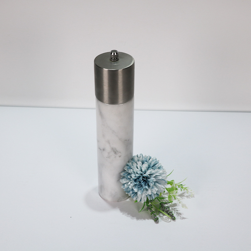 ����ֱ������ʯ��������ɫ����ʯ�κͺ������ϵ���ƿ�ҾӰڼ�